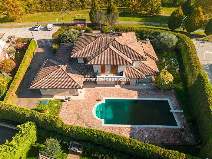 Casa con 13 locali in vendita in Via Petrarca, Borgo Virgilio