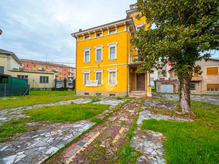 Casa con 6 locali in vendita in Viale Roma, Centro, Novellara
