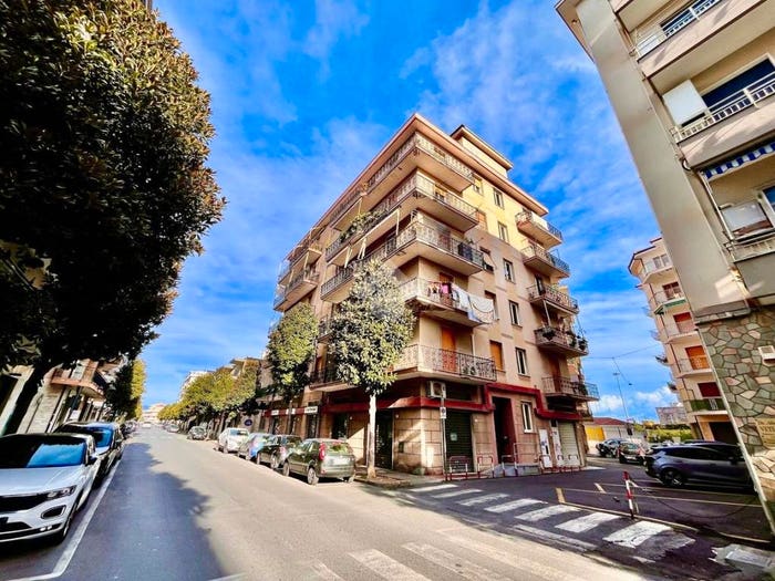 Appartamento trilocale in vendita in Via Patrioti, Centro, Albenga