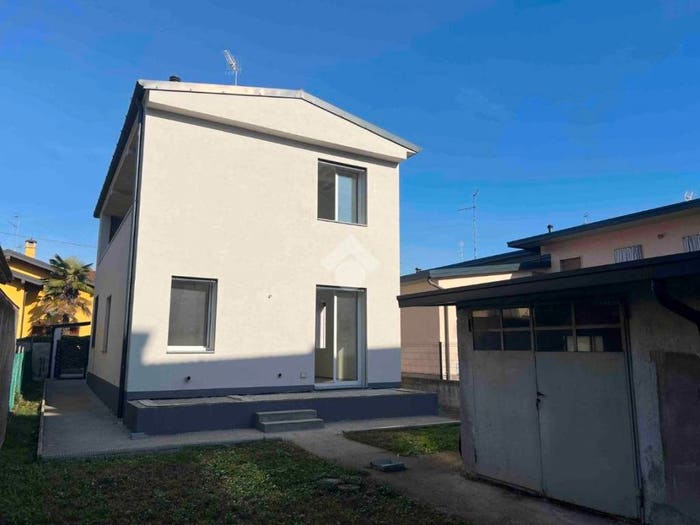Casa quadrilocale in vendita in Piazza Locatelli, Centro, Caravaggio