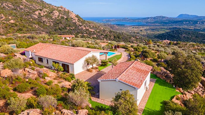 Casa con 9 locali in vendita in Viale Cugnana, Olbia