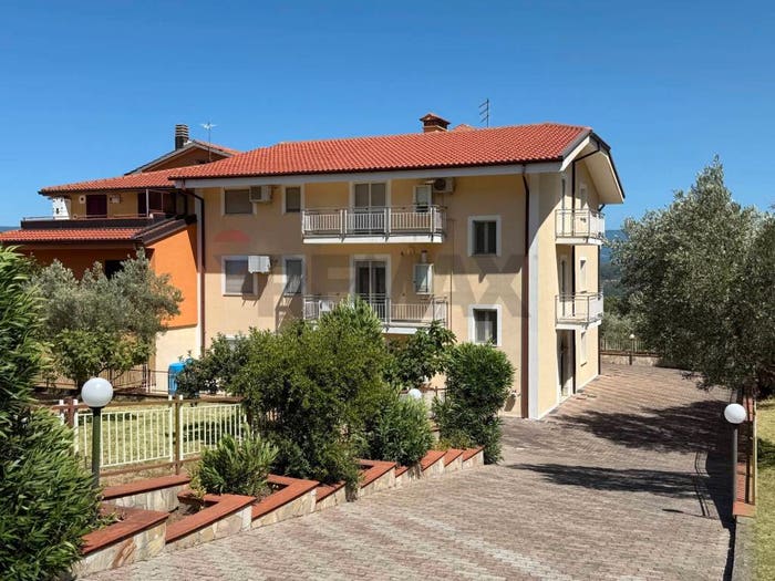 Casa con 6 locali in vendita in Cerisano