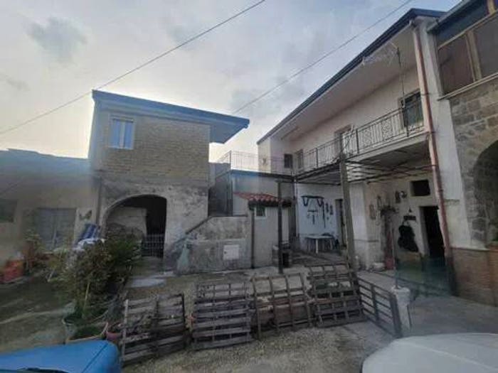 Casa con 6 locali in vendita in Via San Giuseppe Di Sommana, Casertavecchia Casola, Caserta