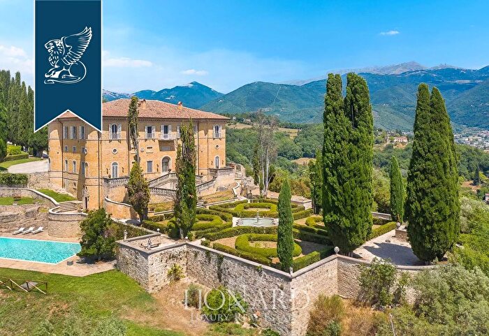Casa con 6 locali in vendita in Rieti