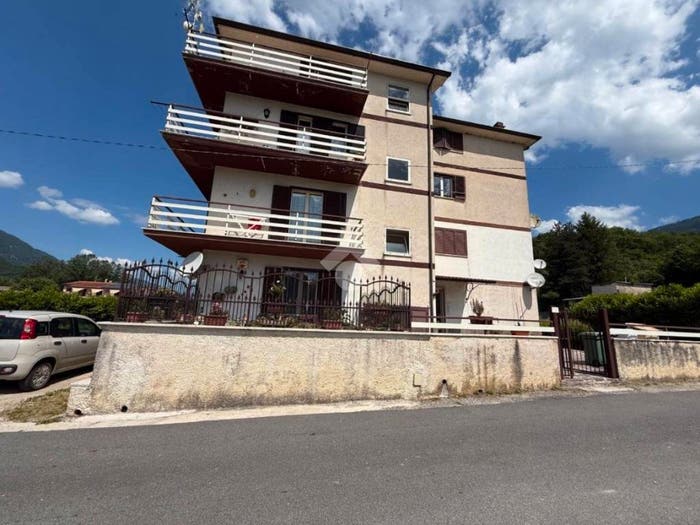Appartamento trilocale in vendita in Via di colle figorone, Madonna Della Pace, Agosta
