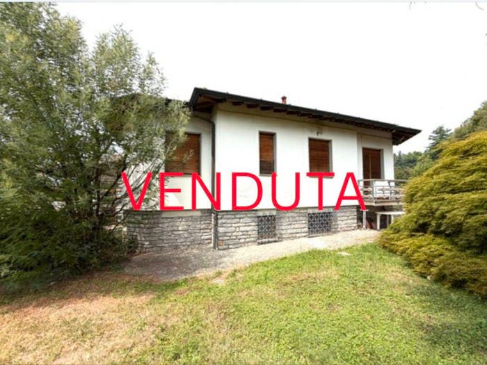 Casa quadrilocale in vendita in Via Como, Brugnola, Cantù