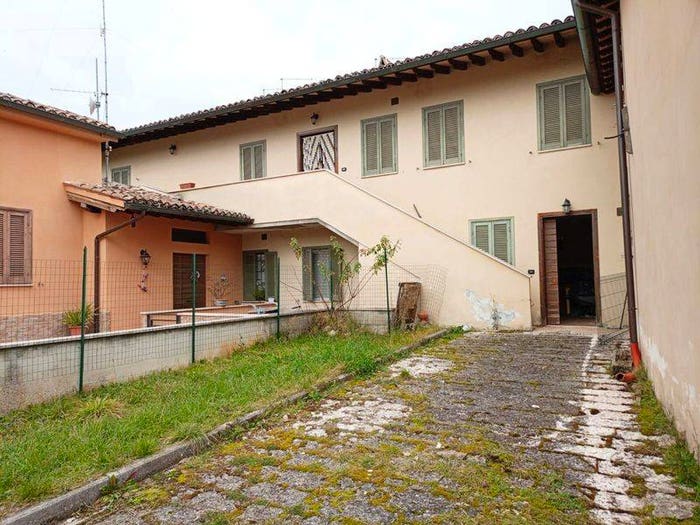 Casa quadrilocale in vendita in Località Croce di Verchiano, Carpello Scopoli Casenove Verchiano, Foligno