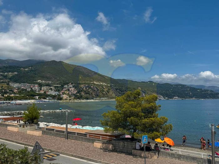 Appartamento con 6 locali in vendita in Piazza degli Ulivi, Pineta, Arenzano