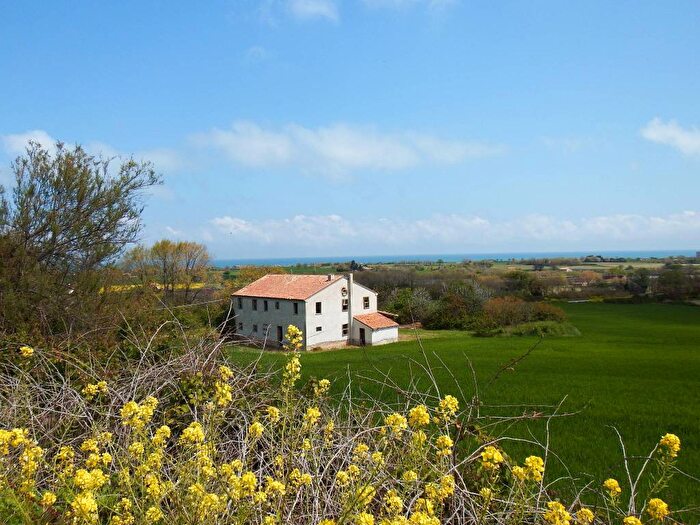 Casa con 6 locali in vendita in Strada Comunale di Monteschiantello, Caminate, Fano