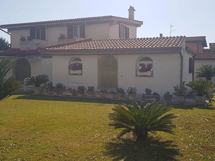 Casa con 7 locali in vendita in Via delle Azalee, Aprilia
