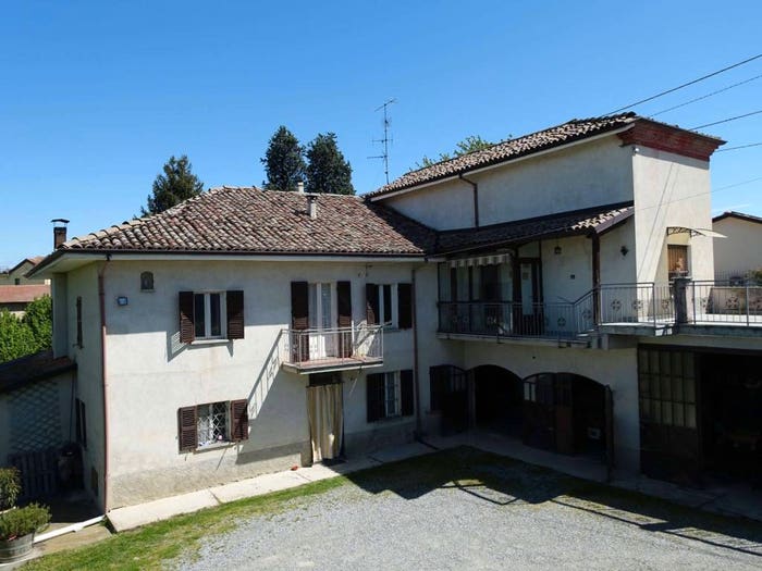 Casa con 6 locali in vendita in Frazione Bruciati, Calamandrana