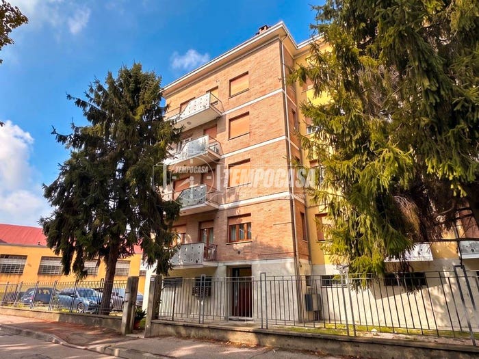 Appartamento trilocale in vendita in Viale Vittorio Falzoni Gallerani, Cento Paese, Cento