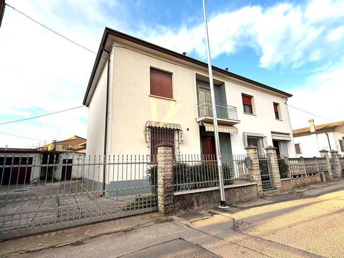 Casa quadrilocale in vendita in Via Giuseppe Garibaldi, Centro, Bovolone