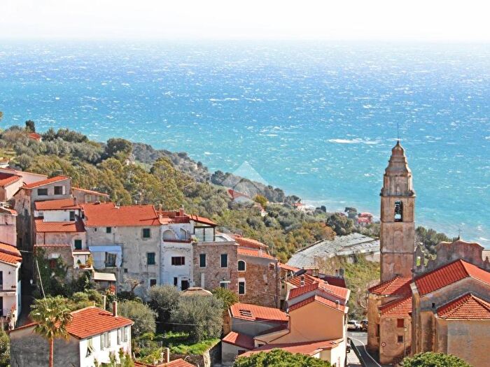 Casa quadrilocale in vendita in Vico Mameli, Centro, Cipressa