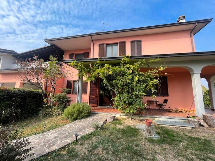 Casa con 6 locali in vendita in Strada della Regina, Pittolo, Piacenza