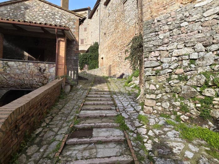 Appartamento trilocale in vendita in VOCABOLO VIEPRI VECCHIO, Viepri, Massa Martana