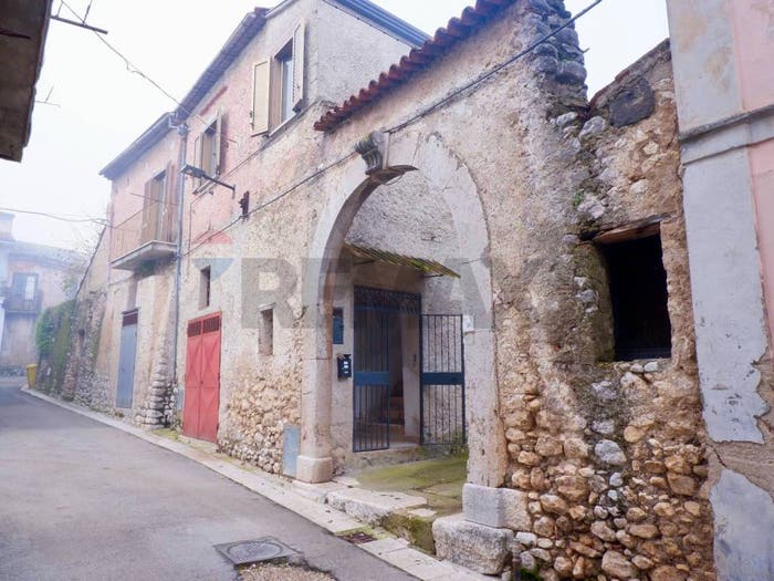 Casa quadrilocale in vendita in Via Europa, Latina, Baia e Latina