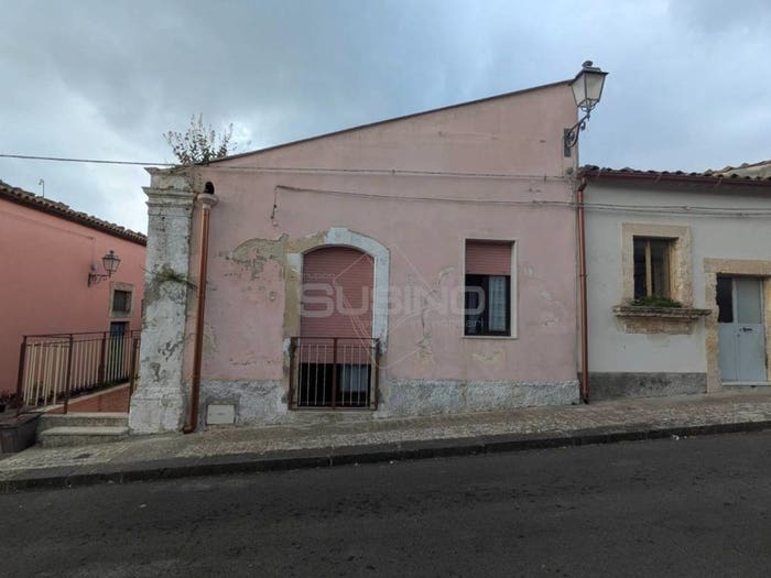 Casa con 5 locali in vendita in via Umberto I, Cassaro