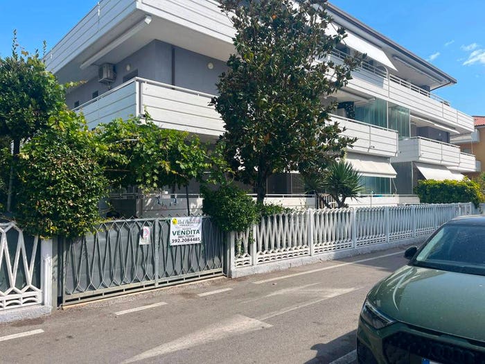 Appartamento trilocale in vendita in Via Giulio Cesare, Centro, Alba Adriatica