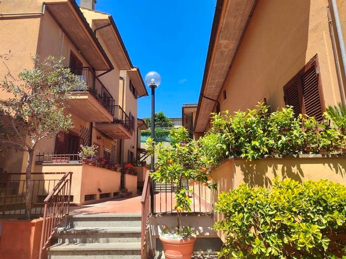 Appartamento trilocale in vendita in Via Claudia, Centro, Bracciano