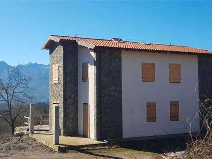 Casa con 6 locali in vendita in Passo Delle Radici No Number, Castiglione di Garfagnana