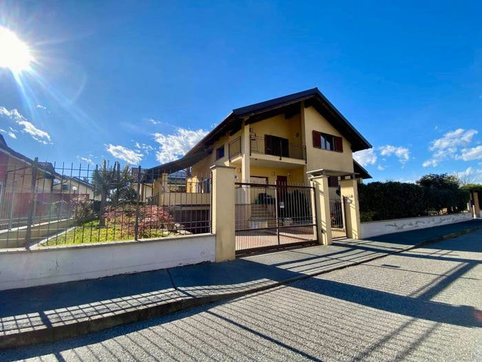 Casa con 6 locali in vendita in Via Giacomo Leopardi, La Loggia