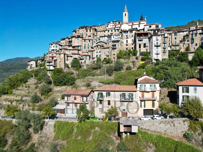 Appartamento trilocale in vendita in SP, Centro, Apricale