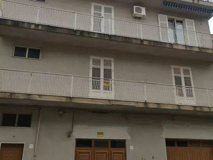 Appartamento con 6 locali in vendita in Via Pietro Merra No Number, Montelepre