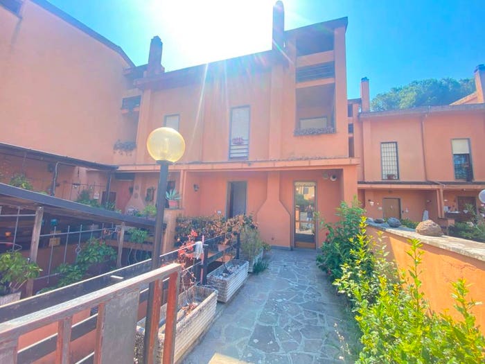 Casa quadrilocale in vendita in Centro, Capranica