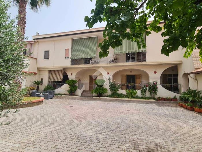 Casa con 6 locali in vendita in Vico III Via Vescovo Natale, Casapulla
