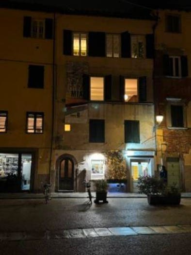 Appartamento trilocale in vendita in Piazza San Francesco, Piazza Anfiteatro Torre Guinigi, Lucca