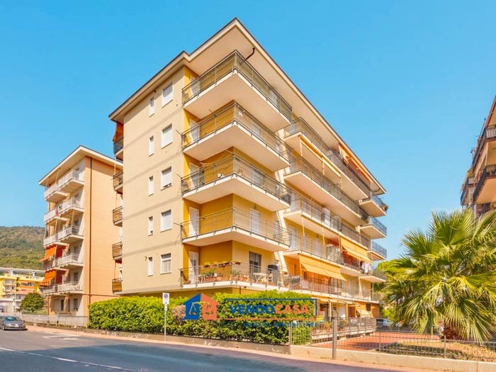 Appartamento trilocale in vendita in Via Cristoforo Colombo, Marina Di Andora, Andora