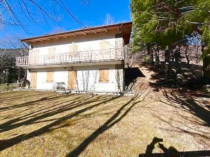 Casa con 6 locali in vendita in Fanano