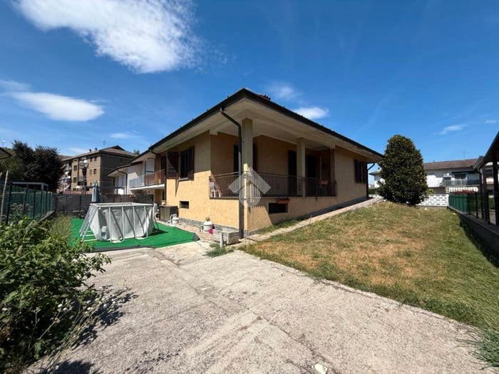 Casa quadrilocale in vendita in Via Bonomelli, Centro, Pandino