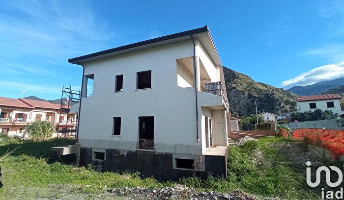 Casa con 8 locali in vendita in Via Fiume di Mare, Fiumefreddo Bruzio
