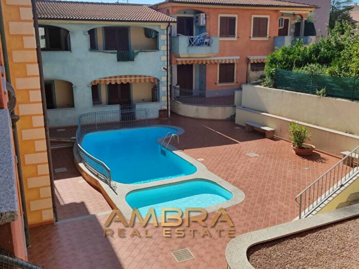 Appartamento con 6 locali in vendita in Via Del Colle, Viddalba