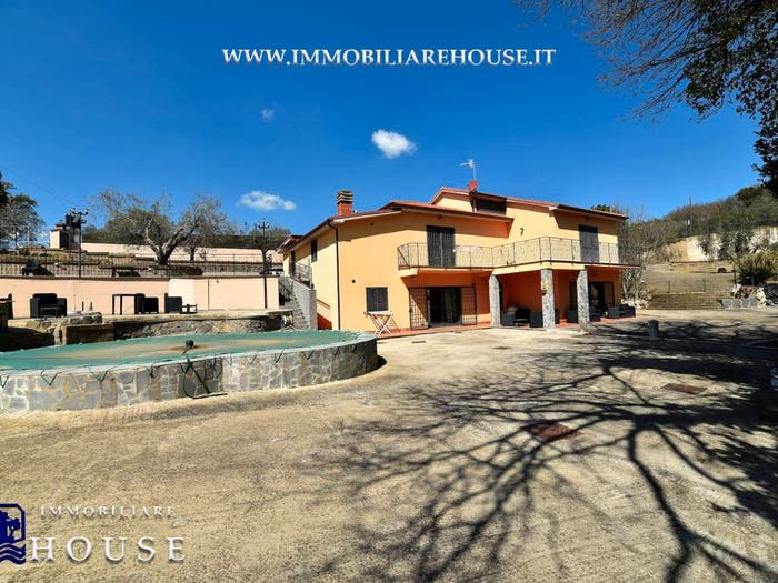 Casa con 6 locali in vendita in Via della Rena, Bolsena
