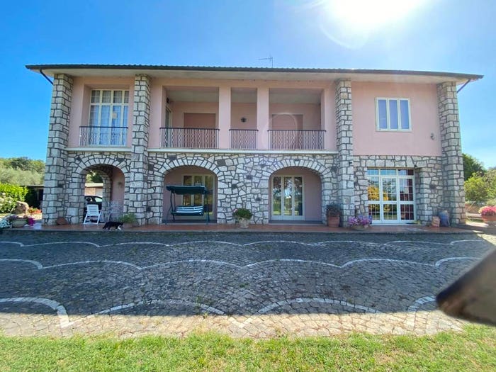 Casa con 6 locali in vendita in Via Roma, Bolsena