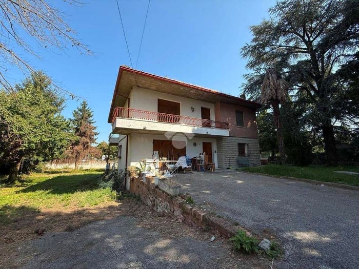 Casa quadrilocale in vendita in Via Castel Latino, Vecchiazzano Ospedale, Forlì