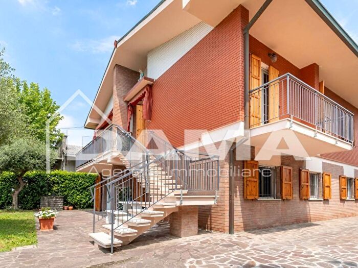 Casa con 9 locali in vendita in Forli'