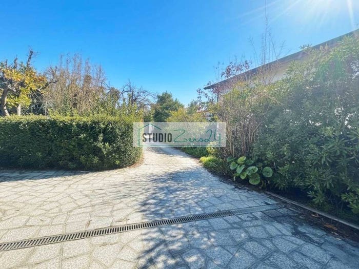 Casa con 6 locali in vendita in viale della repubblica, Ronchi Poveromo, Massa