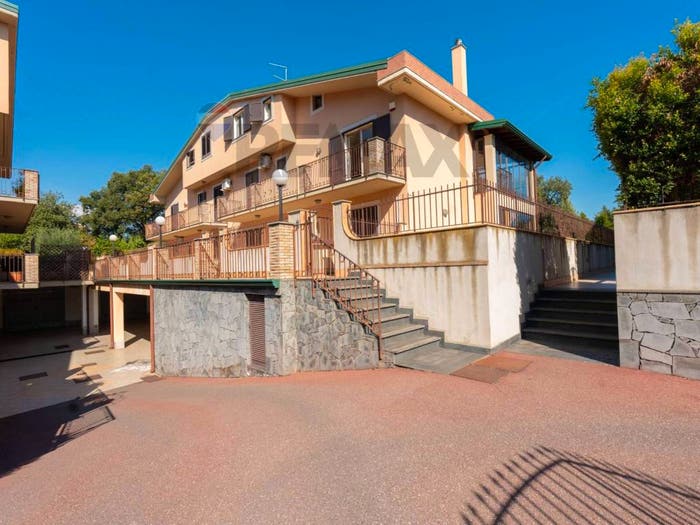 Casa con 6 locali in vendita in Via San Benedetto, Valverde