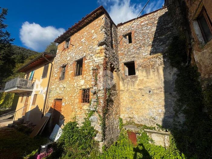 Casa con 5 locali in vendita in Casa Indipendente Via Pieve, Camaiore Paese, Camaiore