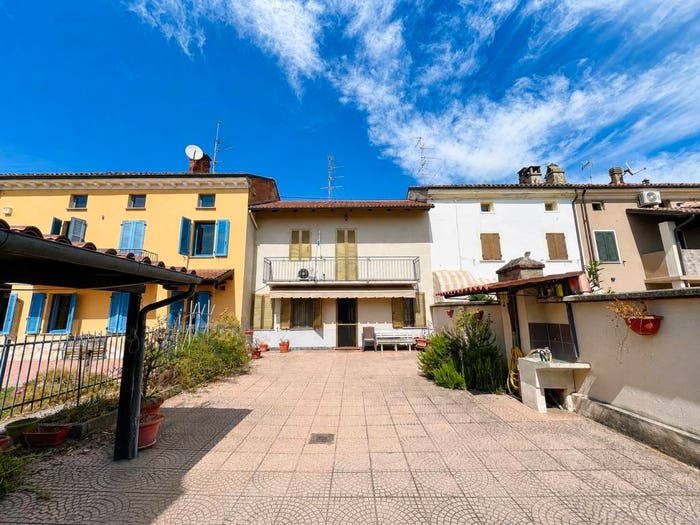Casa quadrilocale in vendita in Strada Vecchia Morano, Oltreponte, Casale Monferrato