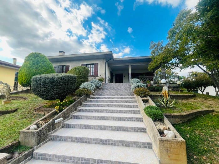 Casa con 6 locali in vendita in Via Giacomo Puccini, Centro, Casale di Scodosia