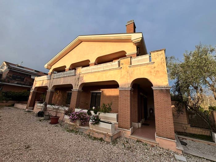 Casa con 6 locali in vendita in Viale dei Romagnoli, Acilia, Roma