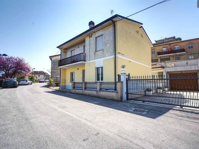 Casa con 6 locali in vendita in Via Dante Alighieri, Colonnella
