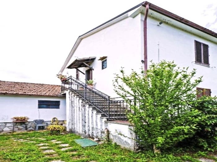 Casa con 6 locali in vendita in Castell'Azzara