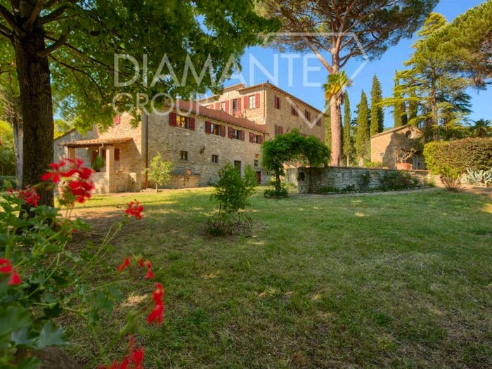 Casa con 6 locali in vendita in Cortona