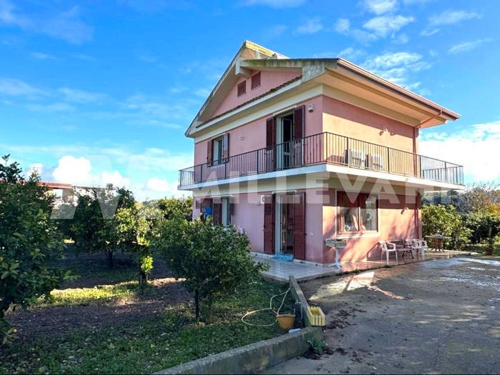 Casa quadrilocale in vendita in Strada Statale Sud Occidentale Sicula, Noto